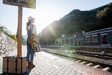 青年女人在火车站站台上图片