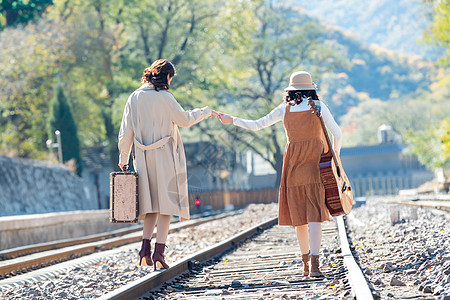 自然彩色图片环境青年闺蜜手牵手走在铁轨上图片