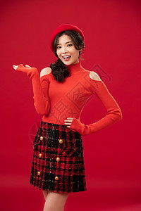 欢乐手叉腰传统节日穿红色衣服的青年女人肖像图片