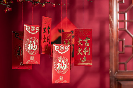 压岁钱古典风格传统悬挂在梅花下面的红包图片