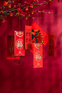 古典风格喜庆过年悬挂在梅花下面的红包图片