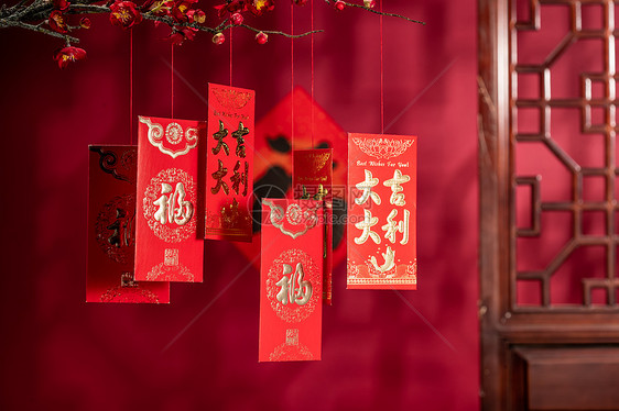 庆祝春节东亚悬挂在梅花下面的红包图片