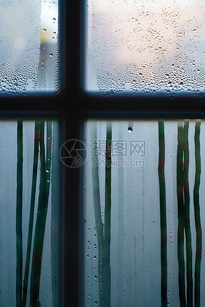 雨后的窗户看天气转晴图片