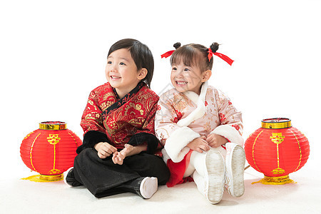 节日微笑喜庆兄妹两人穿新衣服坐在地上庆祝新年图片