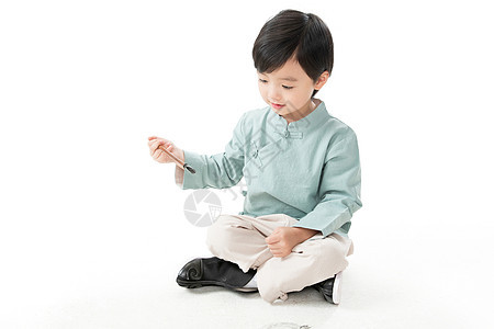 唐装书法留白可爱的小男孩坐在地上用毛笔写字图片