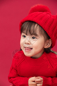 红衣小女孩做鬼脸可爱的活力穿红衣戴红帽的可爱小女孩背景
