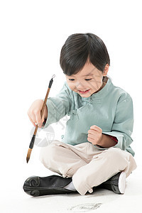 传统庆典垂直构图书法可爱的小男孩坐在地上用毛笔写字图片