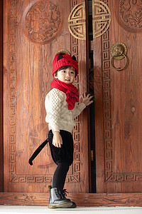 新年花纹花纹图案节日垂直构图可爱的小男孩站在大门口背景