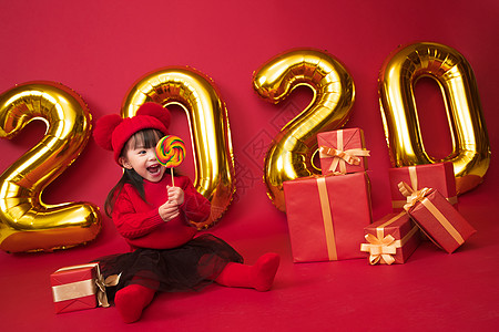 庆祝生日表情新年人欢乐可爱的小女孩拿着棒棒糖背景