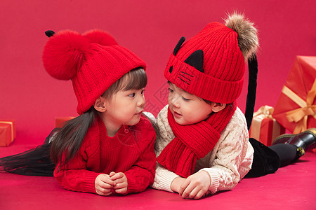 2岁到3岁传统庆典毛衣两个小朋友趴在地上玩耍图片