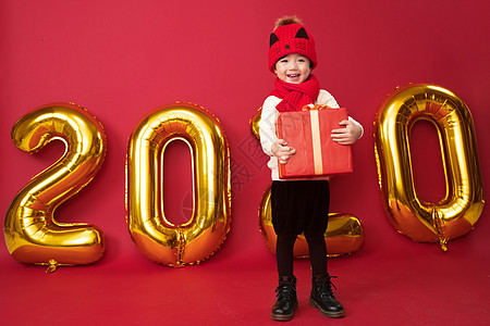礼品盒摄影拜年可爱的小男孩拿着新年礼物图片