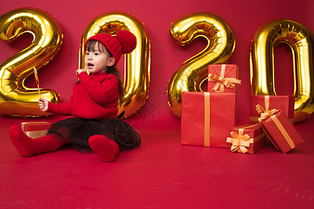 甜食棒棒糖庆祝可爱的小女孩过新年图片