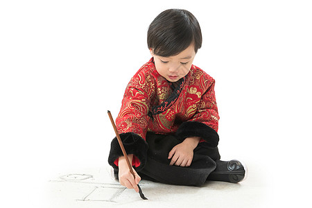 愉悦拿着东亚可爱的小男孩坐在地上画画图片