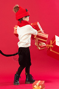 皮带包装盒嬉戏的快乐尾巴可爱的小男孩拿新年礼物背景