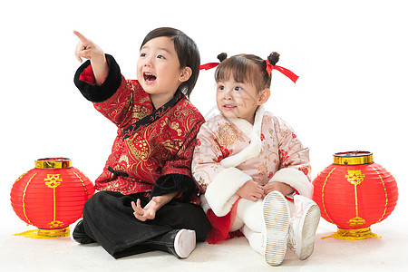穿裙子的儿童乐趣欢乐春节兄妹两人穿新衣服坐在地上庆祝新年背景