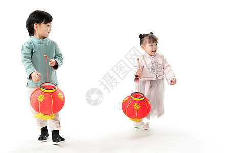 古典式户内2岁到3岁过新年的两个小朋友拿着红灯笼图片