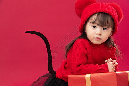 快乐天真包装盒可爱的小女孩趴在新年礼物上图片