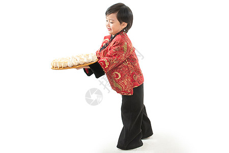 全身像幸福背景分离过新年的小男孩端着饺子高清图片