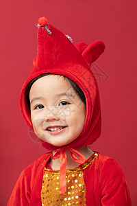 不看镜头半身像亚洲可爱的小男孩戴着小老鼠帽子图片
