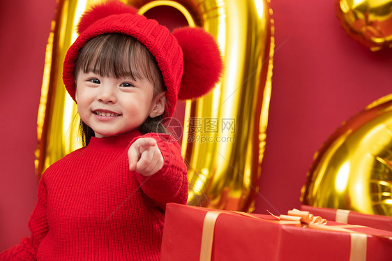 传统节日做手势不看镜头可爱的小女孩过新年图片