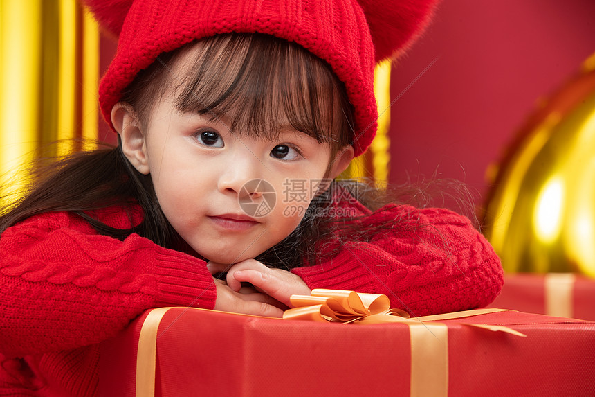 半身像文化礼品可爱的小女孩趴在新年礼物上图片