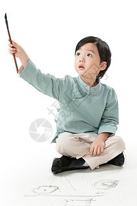放松嬉戏的传统文化可爱的小男孩坐在地上用毛笔写字图片