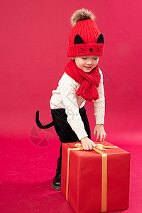 祝福礼品帽子可爱的小男孩拿新年礼物图片