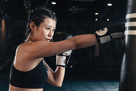 女拳击手在健身房训练图片