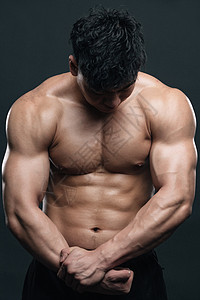 训练年轻的都市肌肉男进行肌肉的展示图片