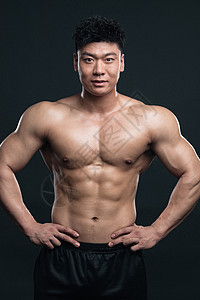 塑肌训练黑色背景年轻都市肌肉男的肖像图片