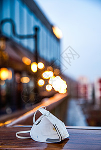 空旷防疫城市背景下的N95口罩图片