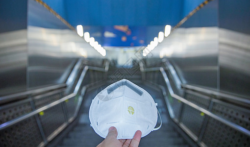 地铁背景下的N95口罩高清图片
