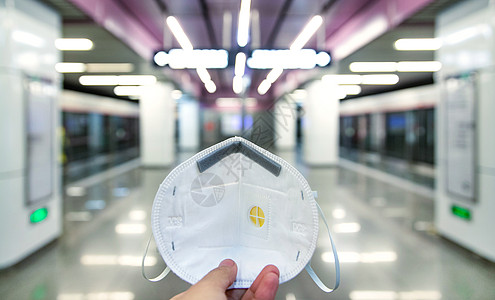 公共设施地铁城市背景下的N95口罩高清图片