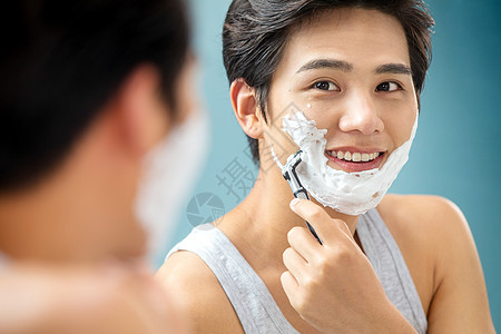 健康沐浴露主图青年男人对着镜子刮胡子背景