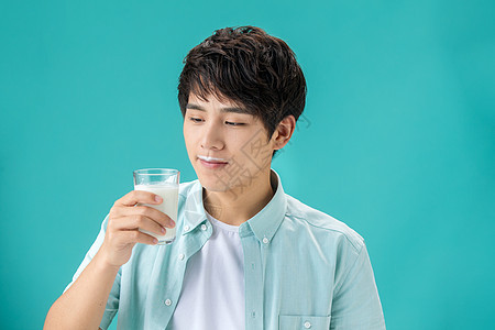 健康的身体保养享受年轻男人喝牛奶图片