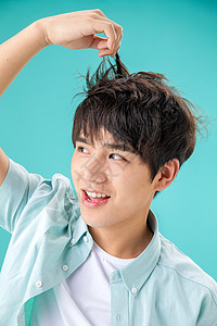青年人亚洲人兴奋摸着头发的年轻男人图片