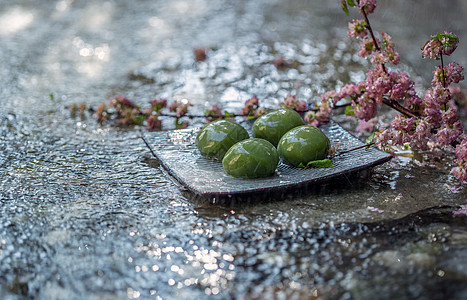 石板上的青团和桃花图片