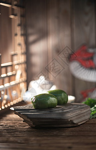 美食户内古典式屋内木桌上岩石盘里的青团图片