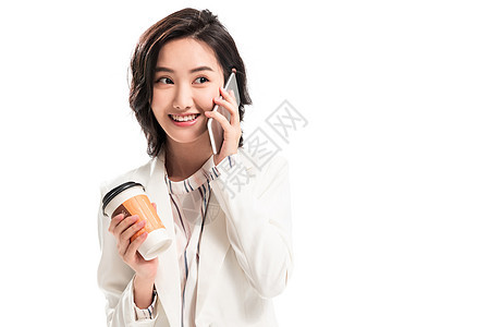 拿着咖啡打电话的年轻商务女图片