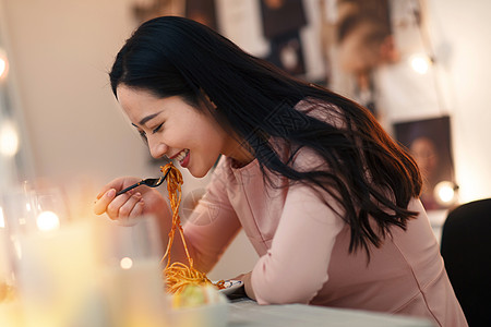 时尚家和谐青年女人吃晚餐高清图片