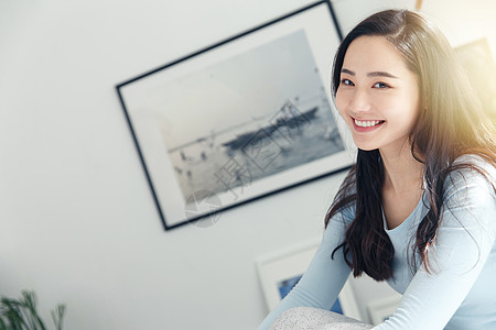 亚洲人起居室快乐的青年女人图片