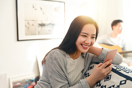 青年女人看手机图片