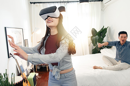 浪漫七夕快乐情侣在室内玩虚拟VR背景