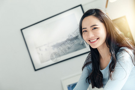 家庭城市快乐的青年女人背景