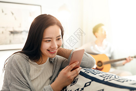 家庭家居网络家居青年女人看手机背景