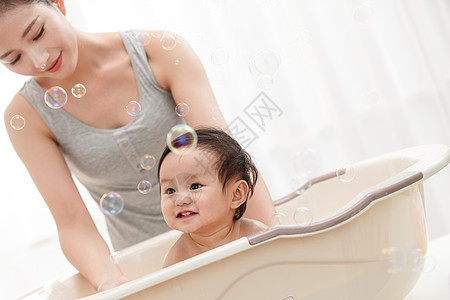 妈妈给宝宝洗澡图片