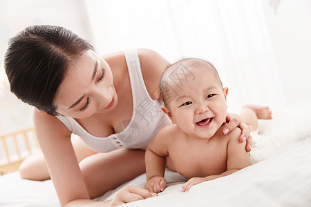 青年女人新生活温馨家园妈妈陪宝宝玩耍图片