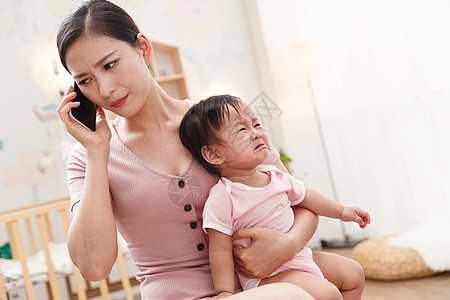 皱眉头的妈妈和宝宝高清图片