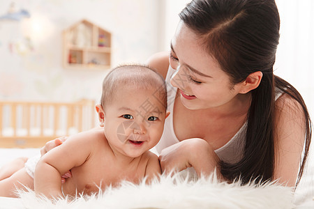 摄影两个人独生子家庭妈妈陪宝宝玩耍图片