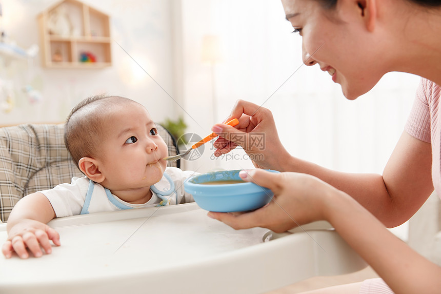妈妈喂宝宝吃饭图片